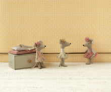 Load image into Gallery viewer, Maileg Ballerina Mouse Little sister - Off white

