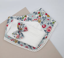 Load image into Gallery viewer, Cream Liberty Bow Socks

